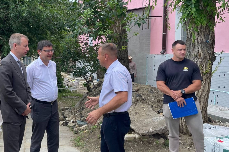    депутат Государственной Думы Алексей Волоцков в Камышине у дома, находящегося на капитальном ремонте (фото с личной страницы народного избранника)