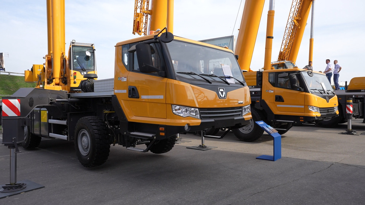 Новый кран 6х6 на односкатной резине, такого раньшн ХСМЖ еще не делал