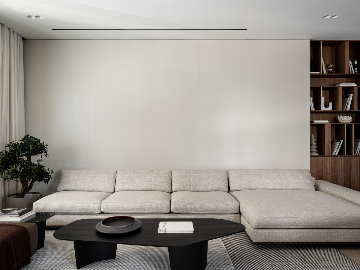 Фото реализованного интерьера нашей компанией. Стеновые панели в эмали и стеллаж в шпоне орех американский.