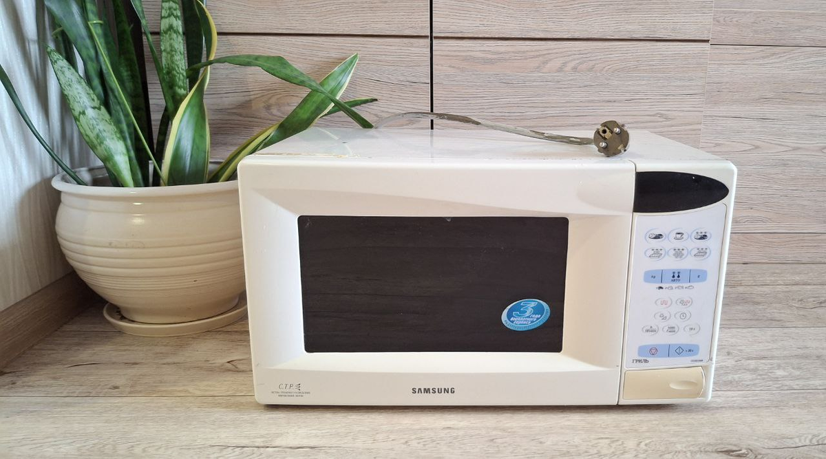 Микроволновка Samsung CE2833NR со встроенным грилем