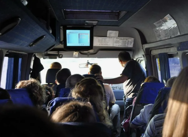 Уступить место зрелому пассажиру может не каждый. Фото: Яндекс. Картинки