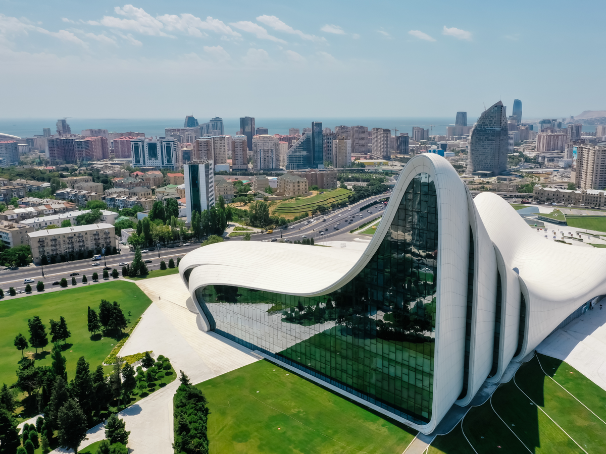 Баку – красивый, успешный, постоянно строящийся город. Но остальное...