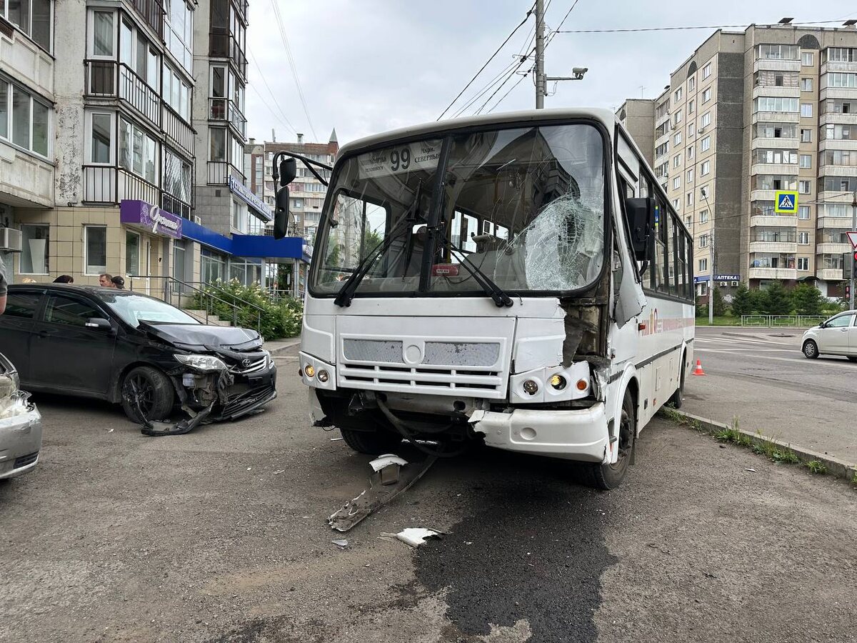     Автобус устроил аварию с 5 машинами в Красноярске