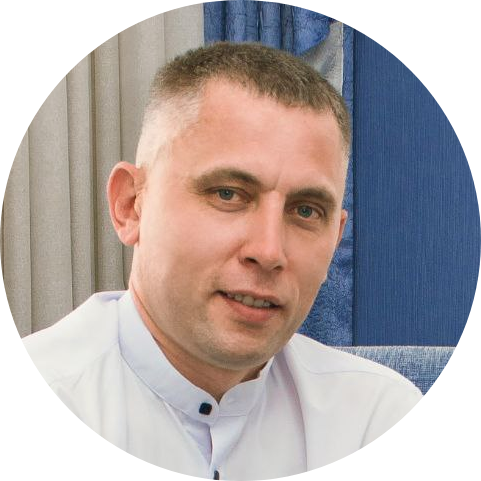 «В моем родном Инзенском районе живет много людей, увлекающихся акватлоном – набирающей популярность спортивной дисциплиной, – рассказал ulpravda.ru один из организаторов «Юловского акватлона - 2025» Петр Шолмов. – Акватлон – это разновидность триатлона, которая включает в себя соревнования по плаванию и бегу. Вот только чтобы принимать участие в соревнованиях по акватлону, нашим землякам постоянно приходилось выезжать в другие регионы России, так как в Ульяновской области такие старты раньше никогда не проводились. Но осенью 2024 года губернатор Алексей Юрьевич Русских поручил руководству Инзенского района провести на территории муниципалитета событийное мероприятие, включающее в себя и спортивное мероприятие по триатлону. Ведь в Инзенском районе созданы все условия для проведения соревнований по акватлону:  здесь есть реликтовый сосновый лес и красивое, экологически чистое озеро Юлово. В итоге вскоре был создан проект фестиваля спорта «Юловский акватлон», поддержанный на всероссийском уровне: по нацпроекту «Туризм и гостеприимство» на проведение фестиваля в Ульяновской области были выделены федеральные средства. И вот все организационные и подготовительные работы остались позади. В предстоящие выходные – 5-6 июля – в Инзенском районе пройдет первый в истории фестиваль спорта «Юловский акватлон».