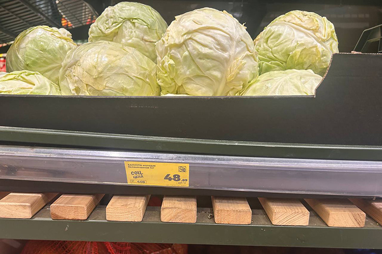    И «Магнит», и «Бахетле» продолжают радовать покупателей обилием желтых ценников — по ним цены снижены для всех, вне зависимости от наличия дисконтных карт.   
Фото: Татьяна Леухина