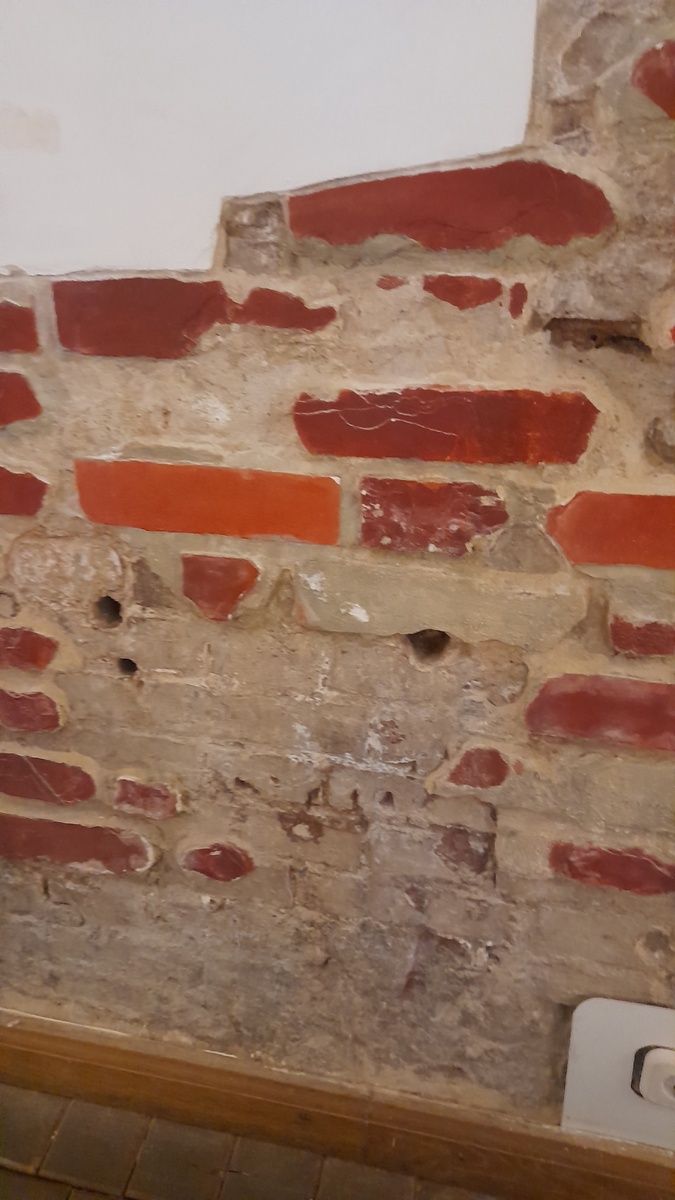 Историческая кладка в обрамлении современной рестоврации