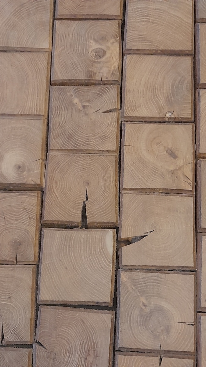 Пол набирался из дубовых кубиков 12х12см