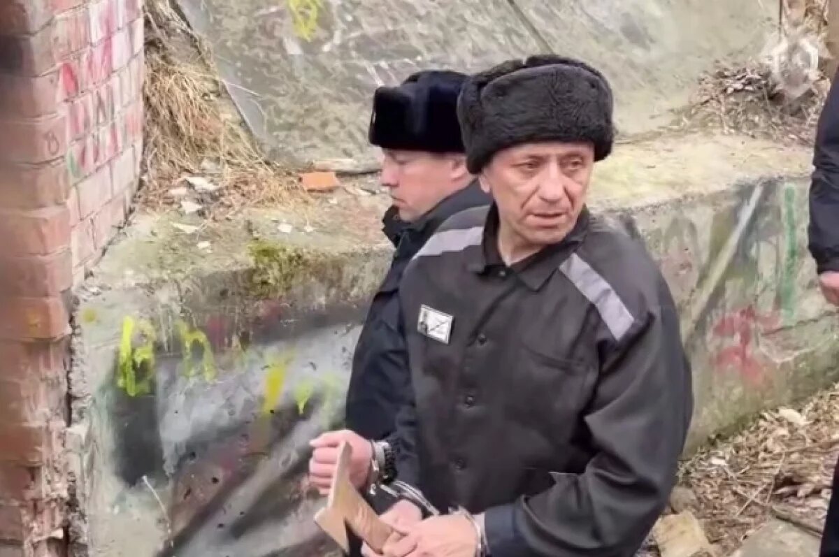    Попков во время следственного эксперимента в Ангарске.