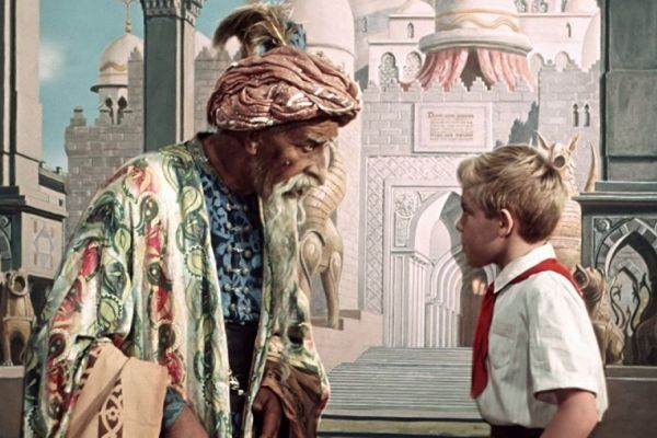 Старик Хоттабыч и ученик Волька.  Кадр из фильма.