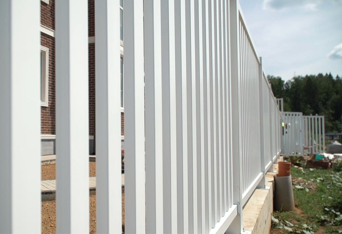 Крепления для соединения секций со столбами