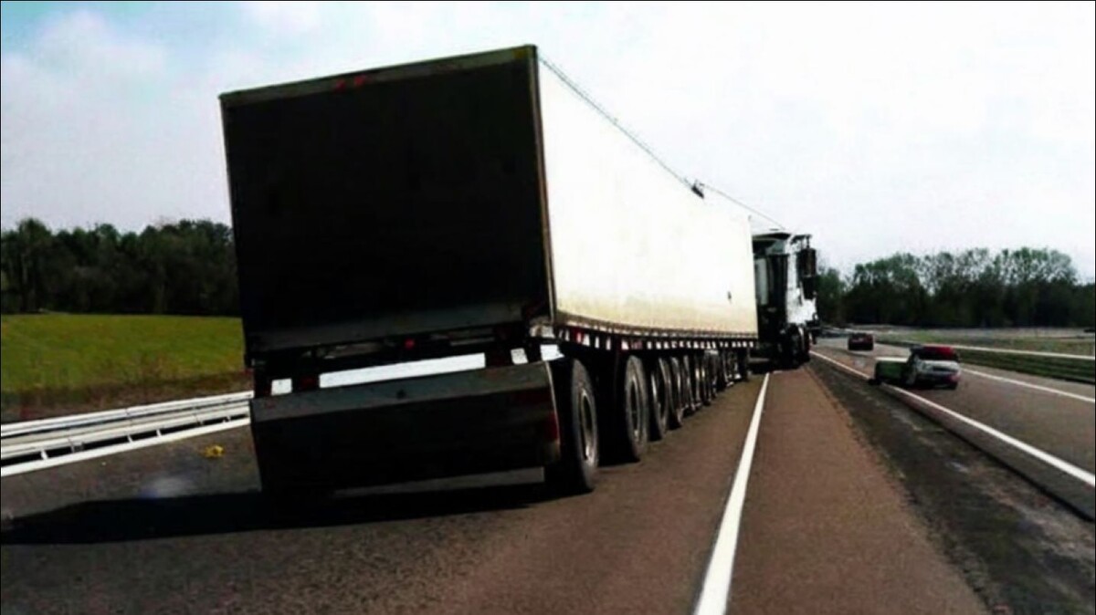 Федеральная трасса перекрыта из-за крупной аварии.  Фото: Изображение сгенерировано нейросетью Kandinsky 2.0