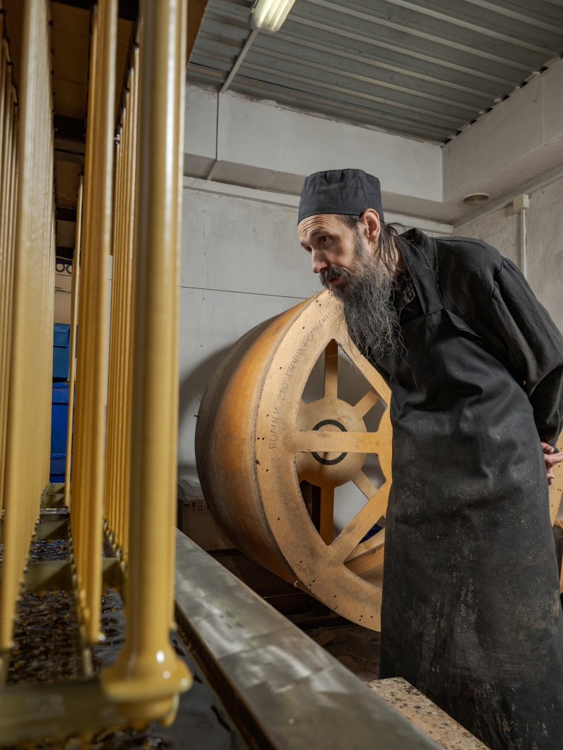    Паломникам на Валааме дают свечи ручной работыгруппа ВКонтакте Валаамского монастыря