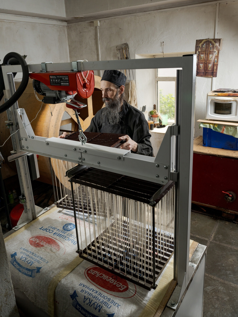    Паломникам на Валааме дают свечи ручной работыгруппа ВКонтакте Валаамского монастыря