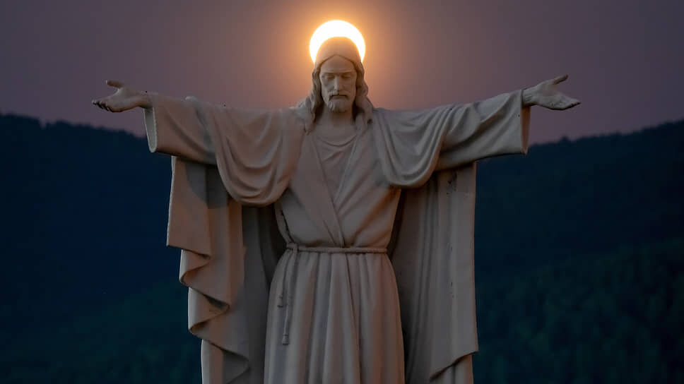 Статуя Иисуса Христа в Красноярске во время июньского полнолуния.📷Фото: Александр Паниотов / Коммерсантъ