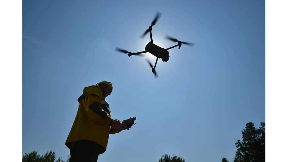 Работа Лесопожарного центра Красноярского края. Сотрудник центра во время запуска дрона для осмотра лесных территорий.📷Фото: Влад Некрасов / Коммерсантъ