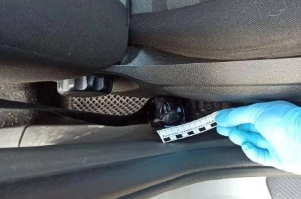    В КБР полицейские нашли в салоне машины жительницы 33 свёртка с наркотиками