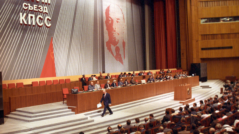     Со второй половины 1980-х годов СССР начал входить в состояние глубокого политического кризиса. Прошедший в феврале 1990 года Пленум ЦК КПСС под давлением генсека Михаила Горбачёва постановил убрать из Конституции СССР 6-ю статью, которая законодательно закрепляла руководящую роль КПСС в стране РИА Новости