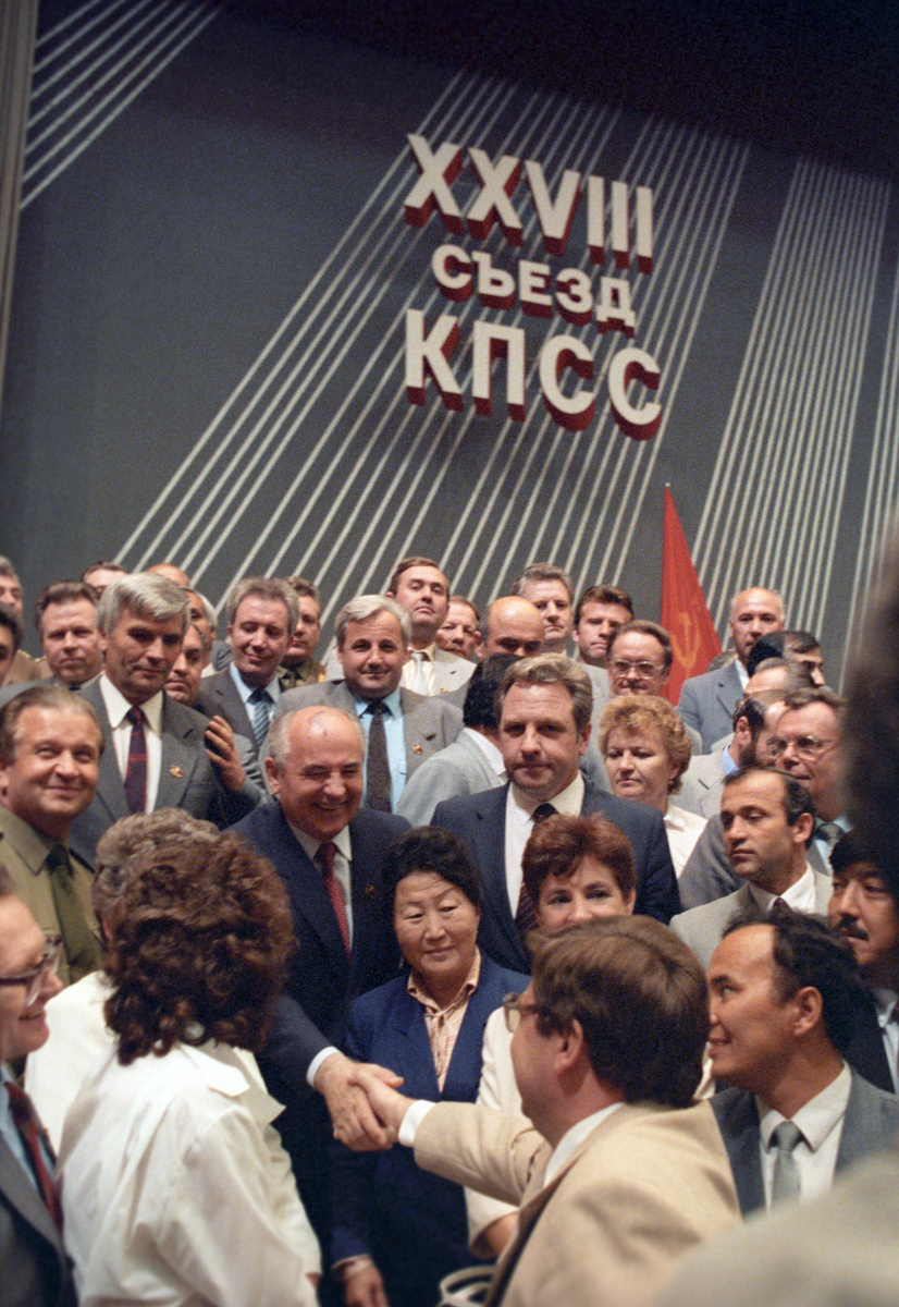    Согласно уставу КПСС, не реже одного раза в пять лет Центральным комитетом созывались партийные съезды. XXVIII съезд КПСС состоялся 2—13 июля. К началу 1990 года компартия насчитывала около 19 млн человек, а спустя год — 16,5 млн, её численность снижалась под воздействием конъюнктуры / РИА Новости