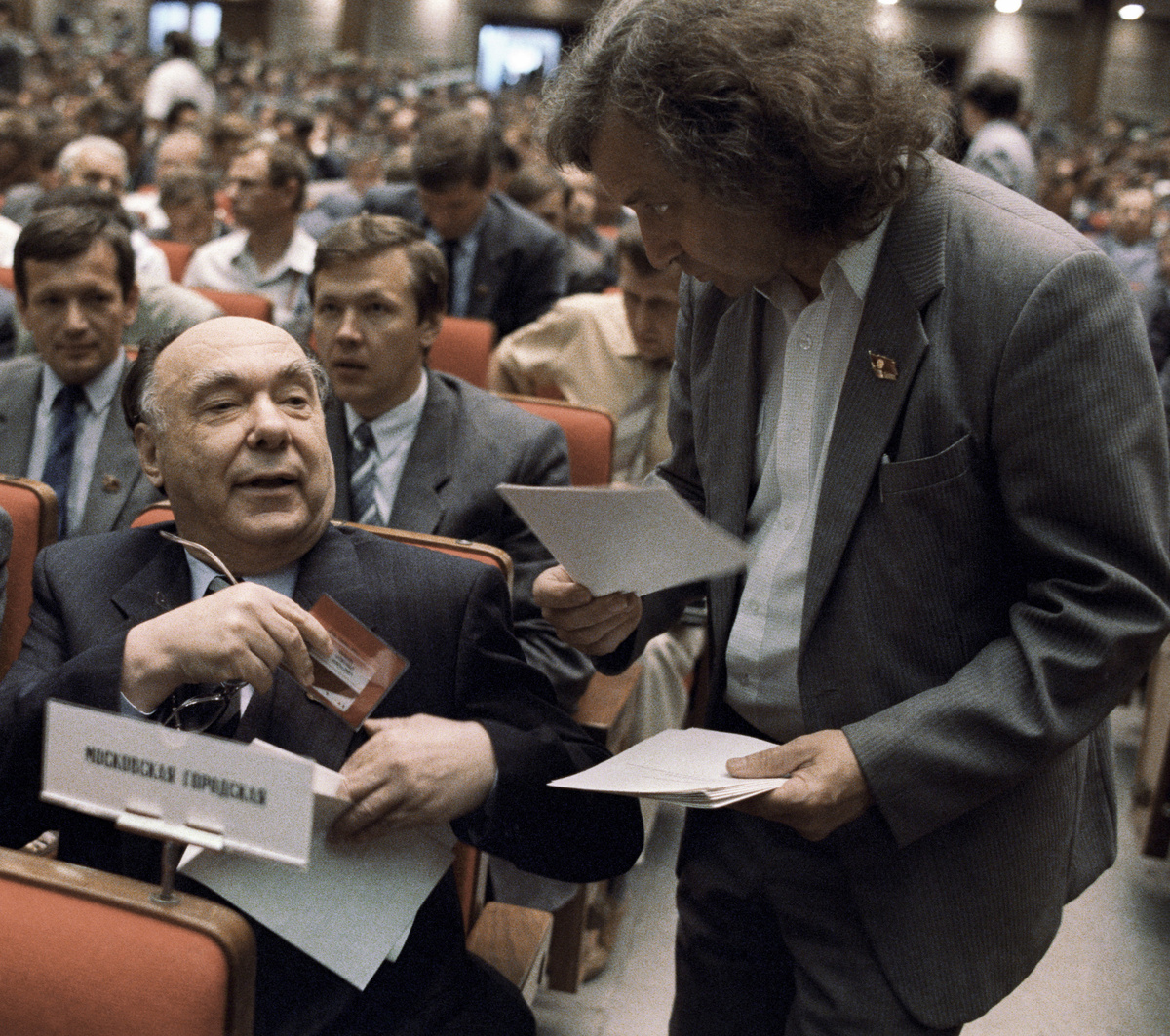    В партийных избирательных округах и на партконференциях для участия в XXVIII съезде были избраны 4683 делегата, из которых лично прибыли 4657. Работа съезда проходила в условиях усиливающихся внутрипартийных разногласий / РИА Новости