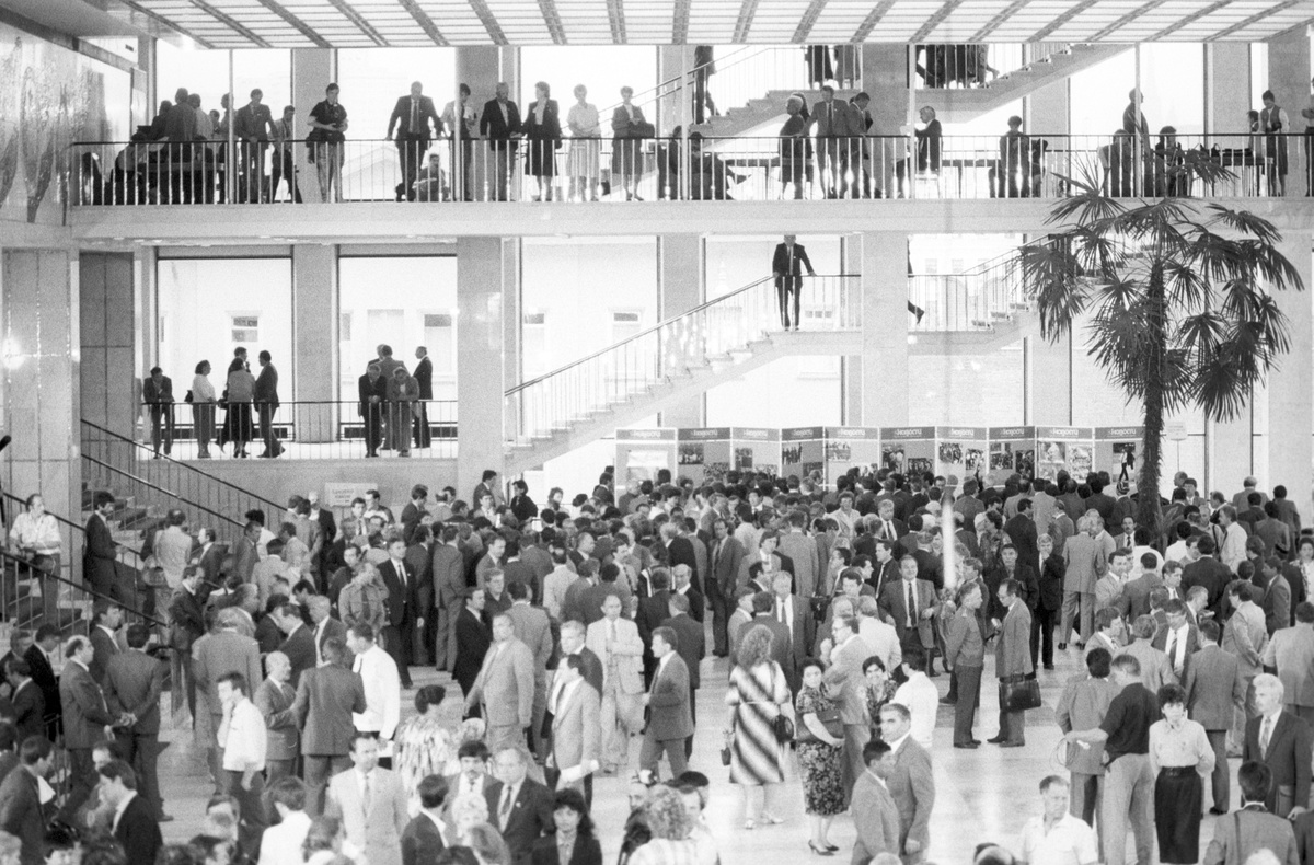    К моменту начала XXVIII съезда компартия уже была расколота: одни партийцы защищали консервативные позиции, другие выступали за радикальные реформы. По словам председателя совмина СССР Николая Рыжкова, съезд получился «очень бурным», на нём «были представлены крайние мнения, крайние позиции» / РИА Новости