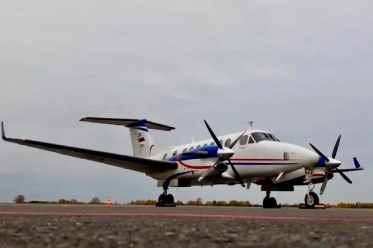    Авиасудно занимается плановым облётом радиотехнических средств посадки.