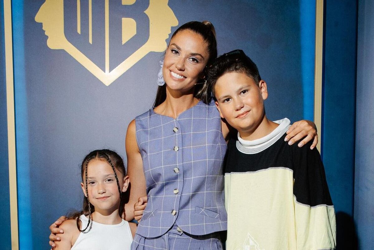    Агата Муцениеце с детьми Социальные сети