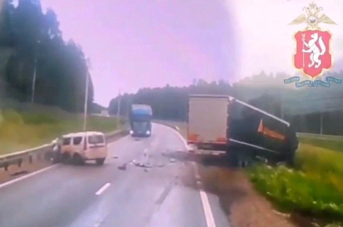    Женщина серьезно травмировалась в лобовом ДТП на свердловской трассе