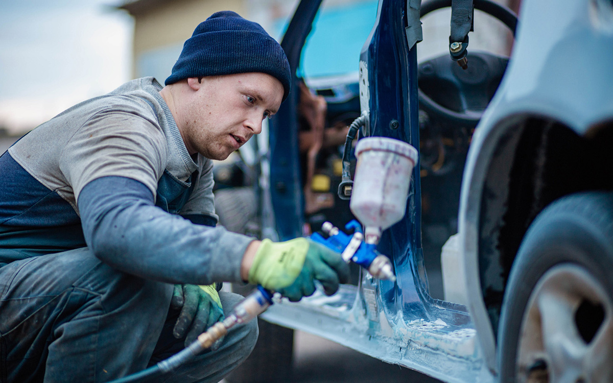 Velimir Zeland / Shutterstock / FOTODOM📷Оптимально использовать пневмокраскопульт — с ним распыл будет мелкодисперсным и равномерным