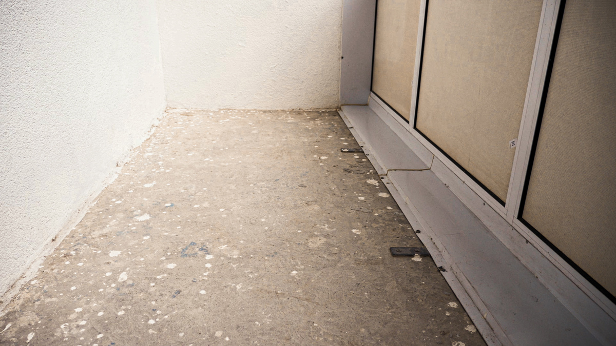 Так выглядит цементное основание до заливки выравнивающей смеси