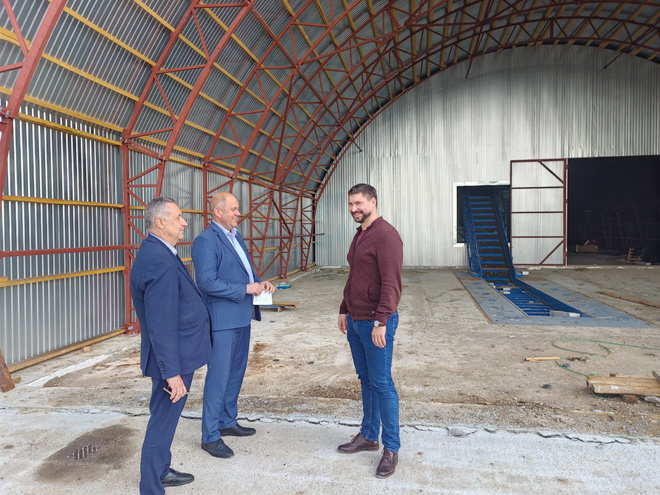 
Глава Кунгурского округа Сергей Толчин и его первый заместитель Олег Лихачев осматривают мусоросортировочный комплекс с директором Пермского завода переработки и утилизации «Эко-Система» Николаем Гончаровым