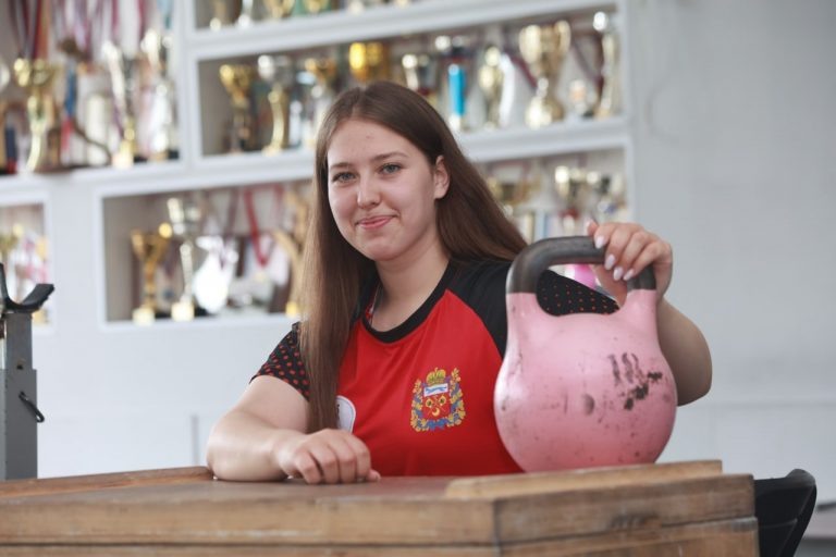    Оренбурженка Ксения Кузьмичёва может поднять 24-килограммовую гирю 200 раз Антон Пичурин