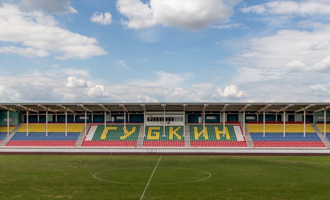 Огромный стадион. 