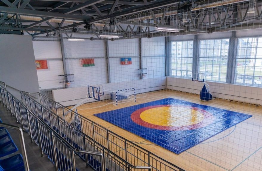 Большая спортивная площадка, где в этом году проводились выпускные вечера. Для этого пол площадки покрывался съёмным паркетом. 