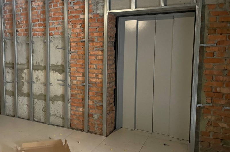    Лифт в новой поликлинике (фото с личной страницы А. Волоцкова)