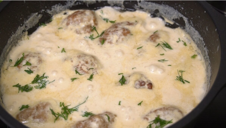 Классный рецепт... Раньше так не делала... Легко готовится, а главное много времени не займет. Котлеты в сырном соусе