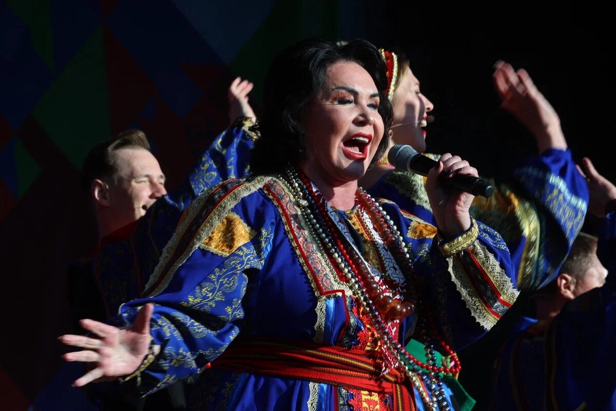 Надежда Бабкина выступает на площади Революции в Вологде