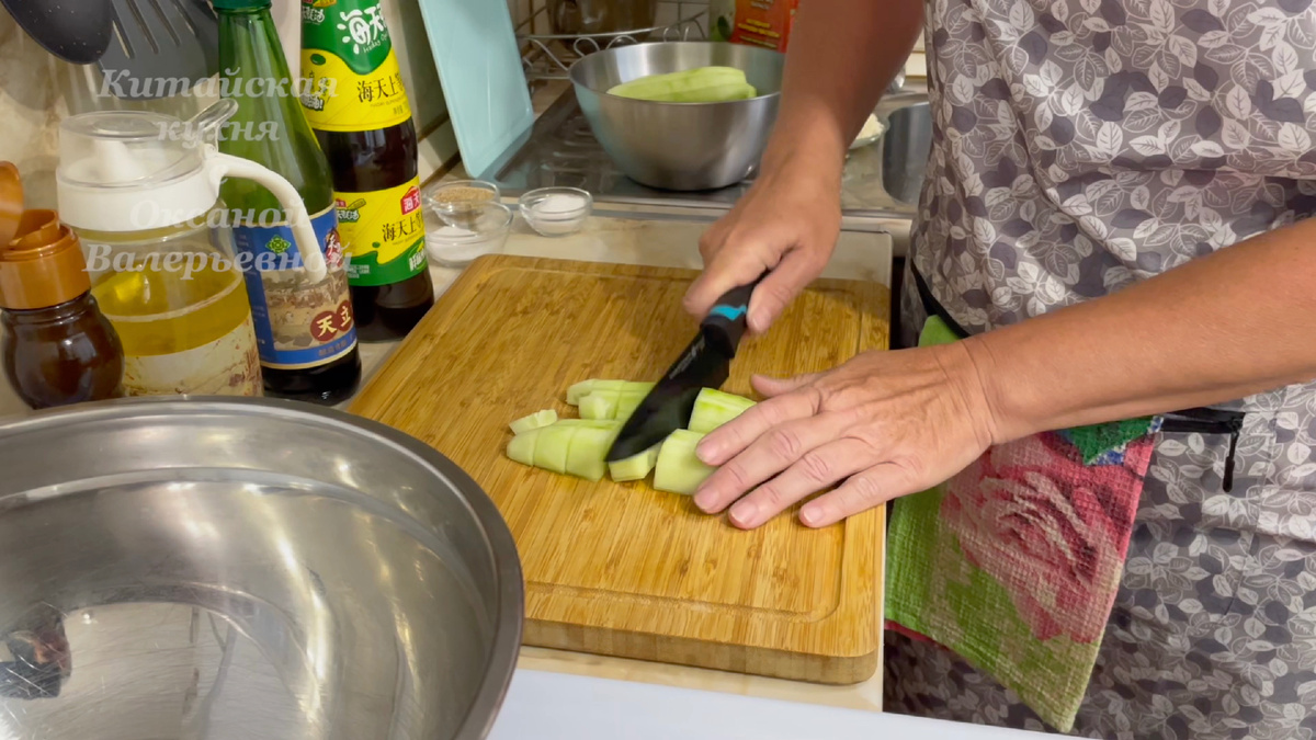 Нарезаем огурцы