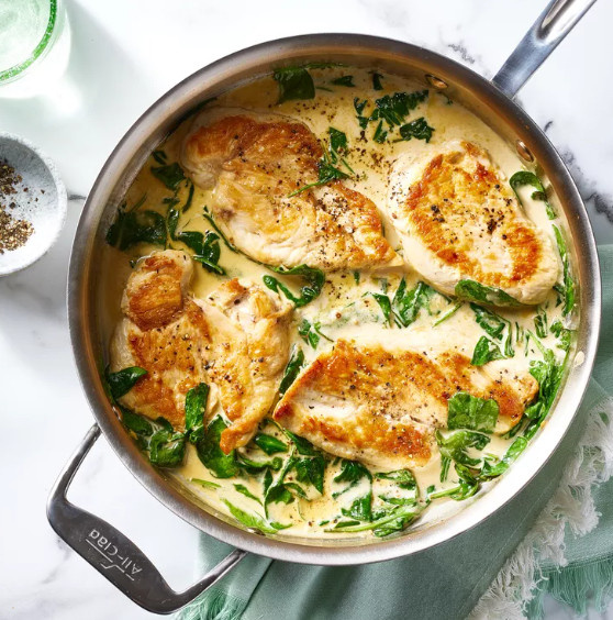 Пряные кириные грудки с сливочном соусе со шпинатом.