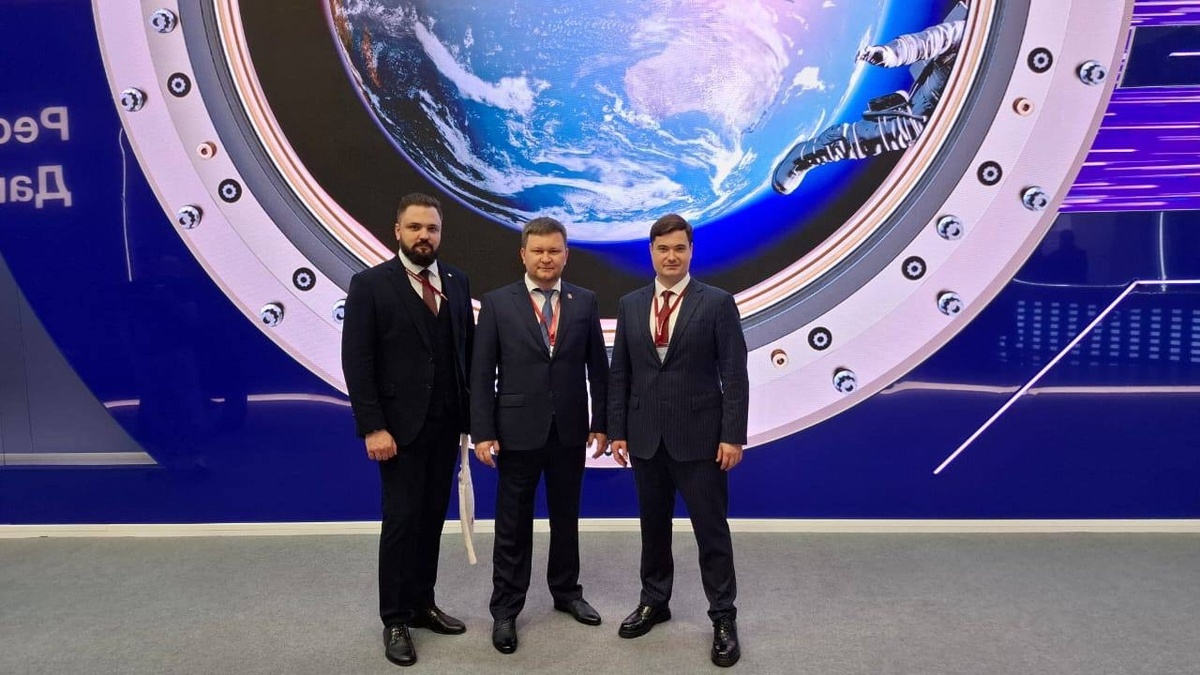 На фото: сотрудники УГМК-Телеком и первый заместитель министра цифрового развития и связи Омской области (в центре).