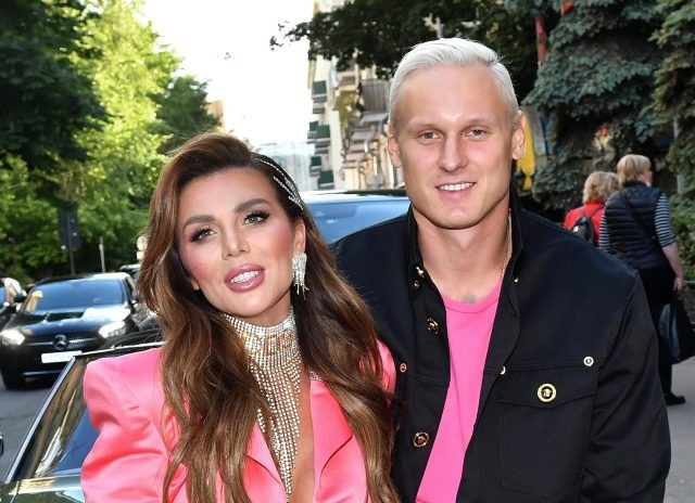 Анна Седокова и баскетболист Янис Тимма начали отношения в 2019 году. Их роман развивался стремительно: страсть, признания в любви, общие фото и, спустя некоторое время, свадьба.