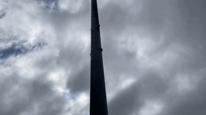    Сняли фонарный столб и с такого ракурса. Чтобы показать: для закрепления флага на нём понадобится спецтехника. Видео: Царьград