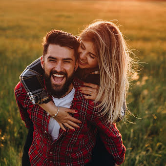 Она не ценит то что легко достать 