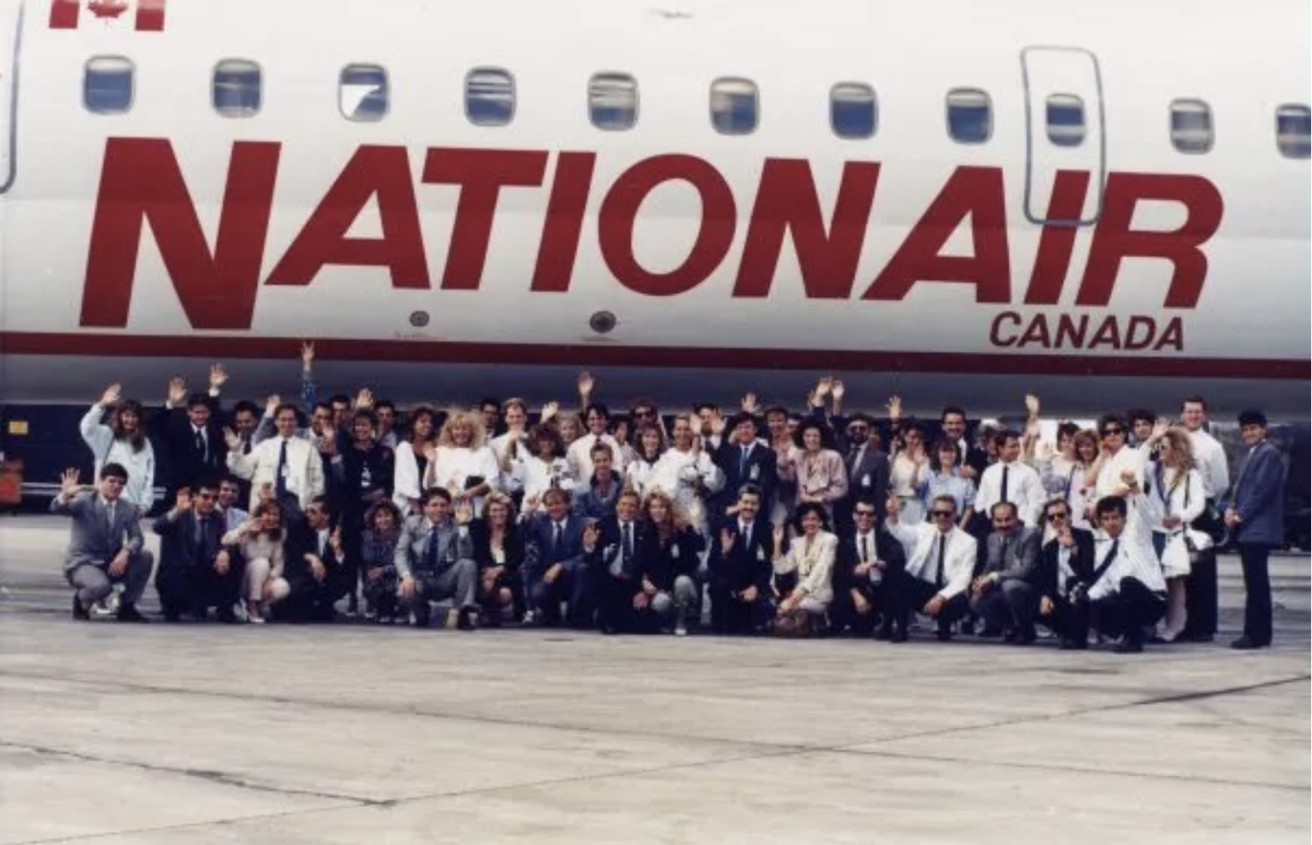 Групповое фото нескольких десятков сотрудников Nationair на фоне одного из самолётов DC-8 авиакомпании. (Nationair Canada в Facebook)