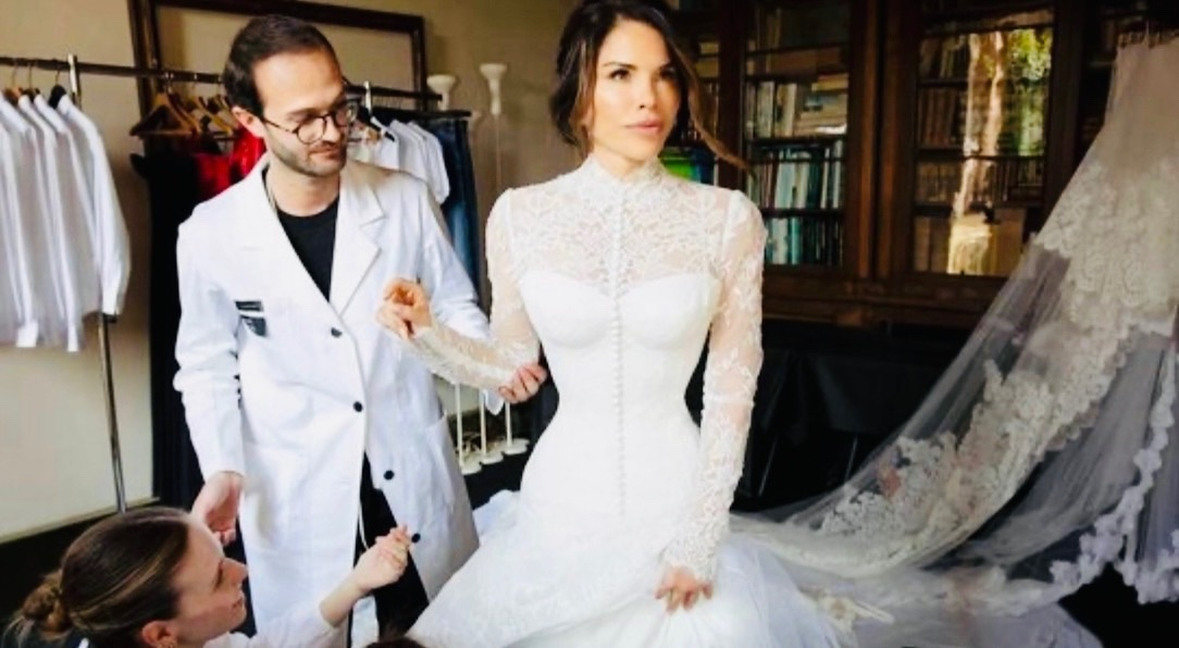 наряд был приближён к образу Софи Лорен в фильме "Плавучий дом"