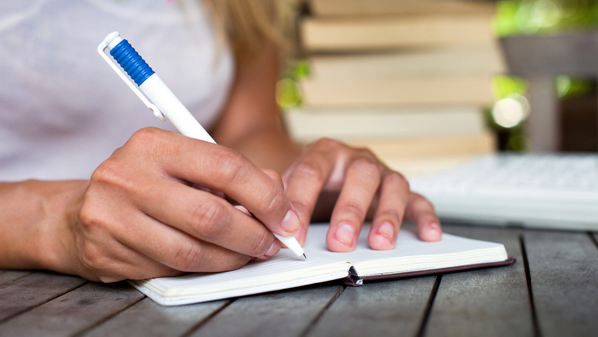     Фото: Song_about_summer/Shutterstock/FOTODOM В 2014 году Ланг выпустила книгу «Toki Pona: The Language of Good», зафиксировавшую 137 слов и базовую грамматику. Это стало поворотным моментом: язык начал распространяться за пределы нишевых форумов