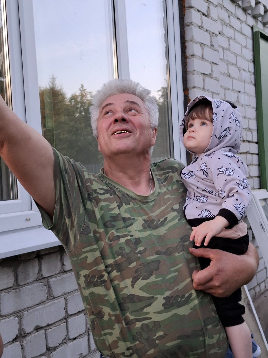 На птичку смотрят🐦 Тёма и дедушка.