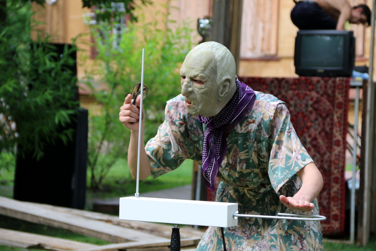 Давненько я не был, в театре, а тут случай представился. Спектакль, правда, чуть не отменили из-за дождя, но небесной канцелярии было угодно приобщить Ярика к культуре, и дождь закончился также внезапно, как и начался. Театр «Эскизы в пространстве» располагался под открытым небом. Ставили «Лабиринты моей души».  
«Эта премьера своеобразный коллаж русской жизни. Авторы исследуют пространство, в котором пребывают от рождения и по сегодняшний день. Почему мы именно такие какие мы есть? Почему и Чехов и Горький и Достоевский такие какие они есть. Почему именно селедка под шубой? Почему именно эти сцены войдут в спектакль, а не другие? Спектакль основан на русской литературе всех времен, на документах и наших фантазиях. Тут реальные факты перемешиваются с художественным текстом и не поймешь, где правда, а где вымысел. Спектакль-вопрос и мы блуждаем в поисках ответа, словно в лабиринте, и скорей всего ответ получится сформулировать только внутри себя. И у каждого ответ будет свой», - говорится в либретто.
По-моему, получился какой-то сюр. Я замысла откровенно не понял, но потраченного времени не пожалел. Для общего развития пригодится. 