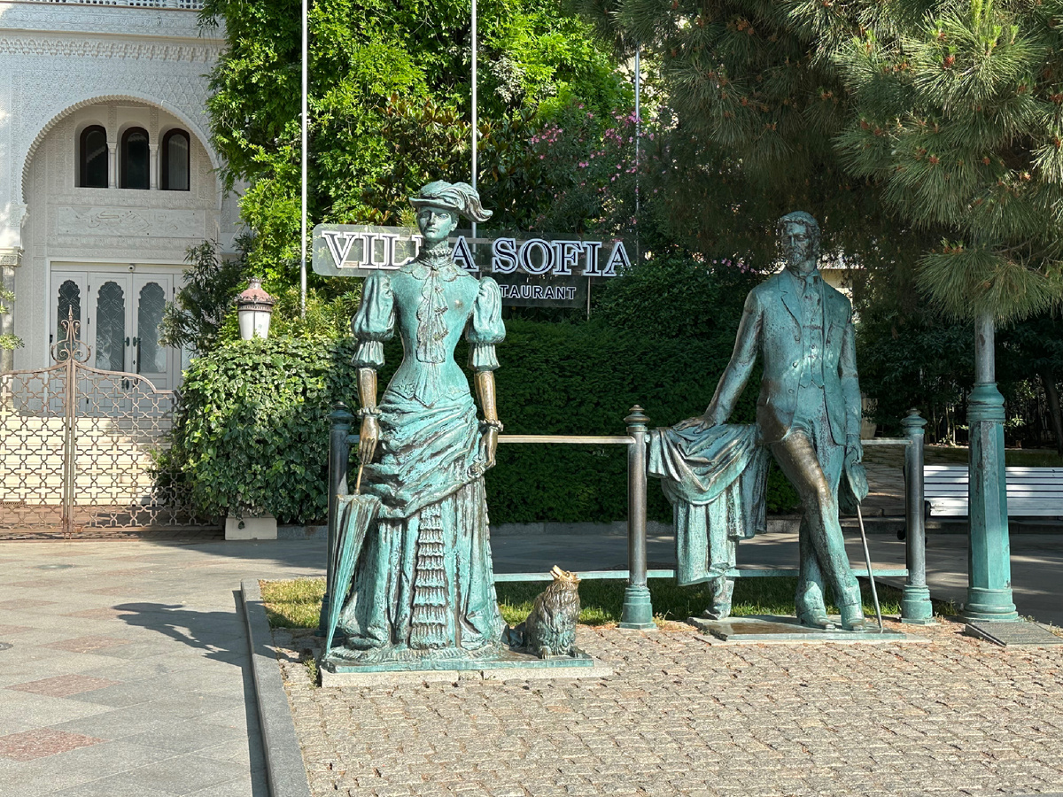 «Антон Чехов и дама с собачкой» — бронзовая скульптурная композиция Антону Павловичу Чеховуи персонажу из его произведения «Дама с собачкой».