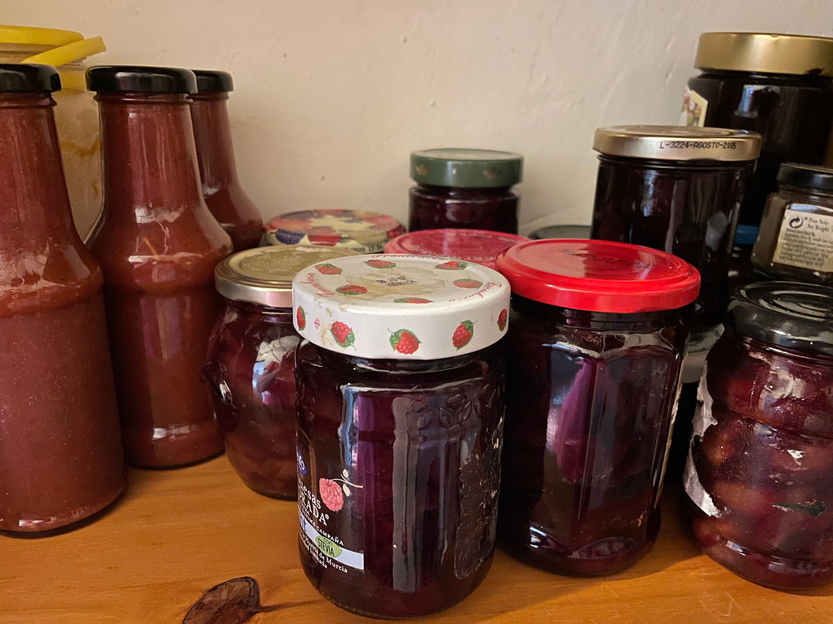 Часть варенья сварила только из черной черешни, а часть смешала со светлой. Не так эффектно выглядит, конечно