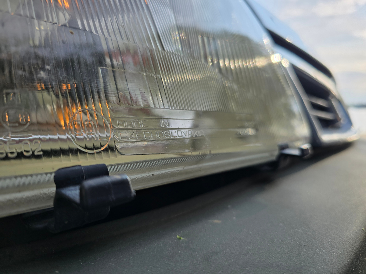 Фары и поворотники автомобиля изготовлены в Чехословакии.